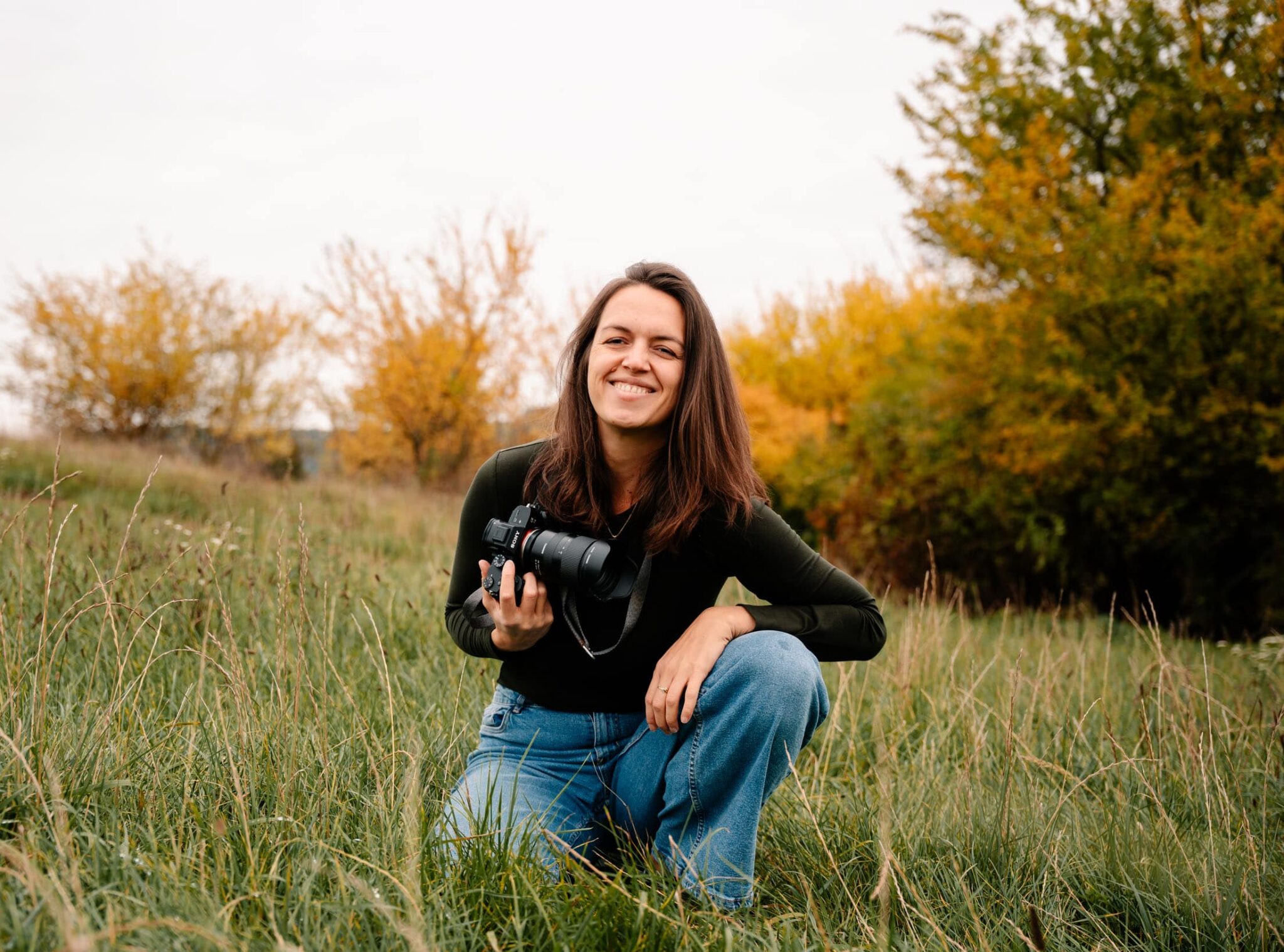 Na této fotografii je Barbora Báčová, která fotí rodiny, těhotenské, newborn a svatby